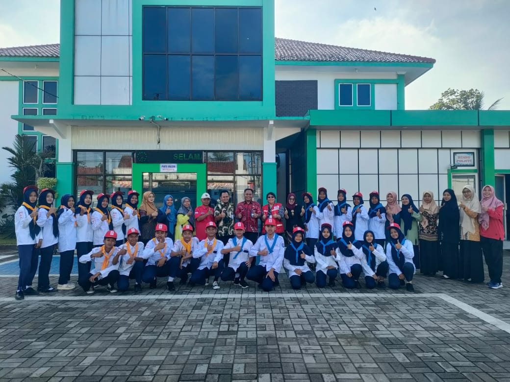 Pelatihan kesehatan oleh anggota PMR