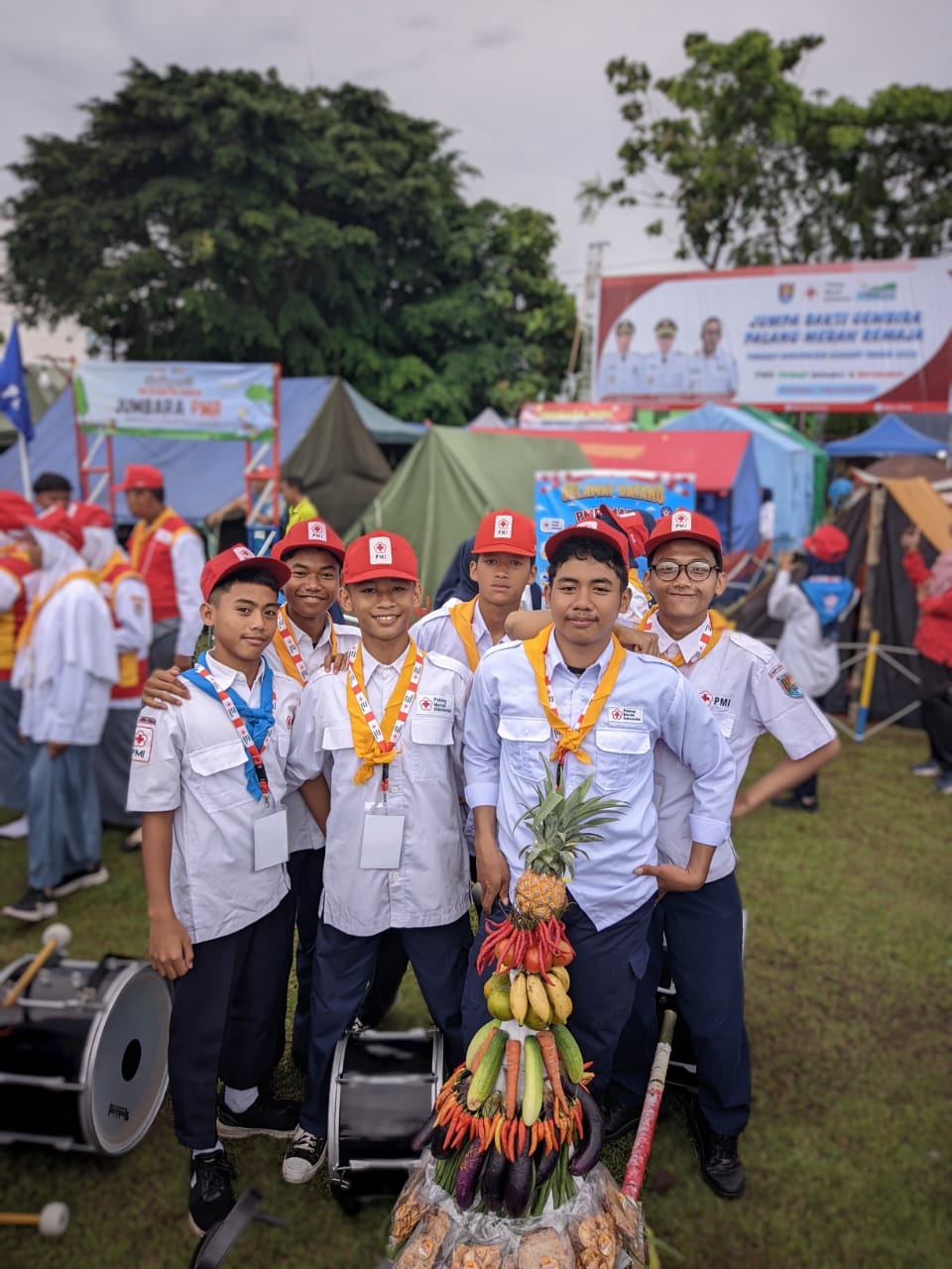 Anggota PMR mengikuti latihan pertolongan pertama