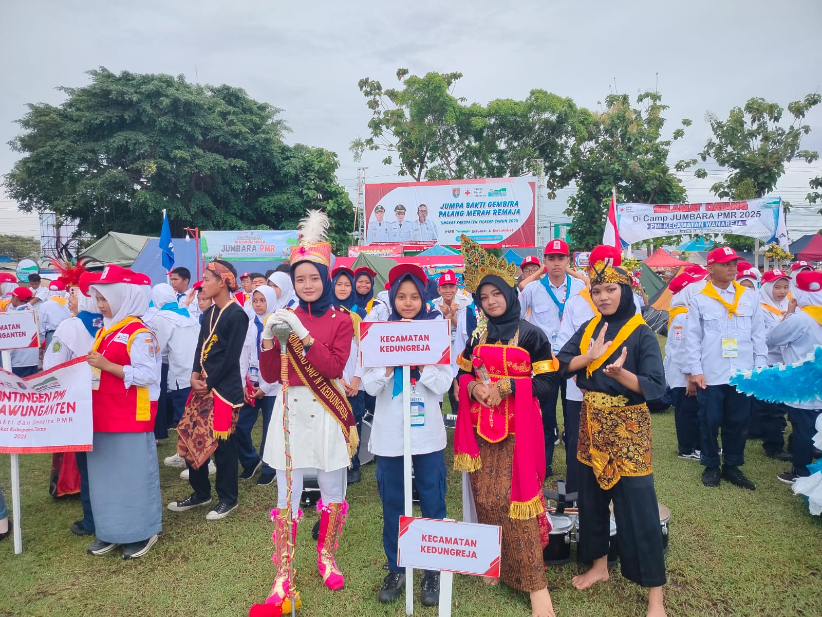 Kegiatan sosial membersihkan lingkungan sekolah